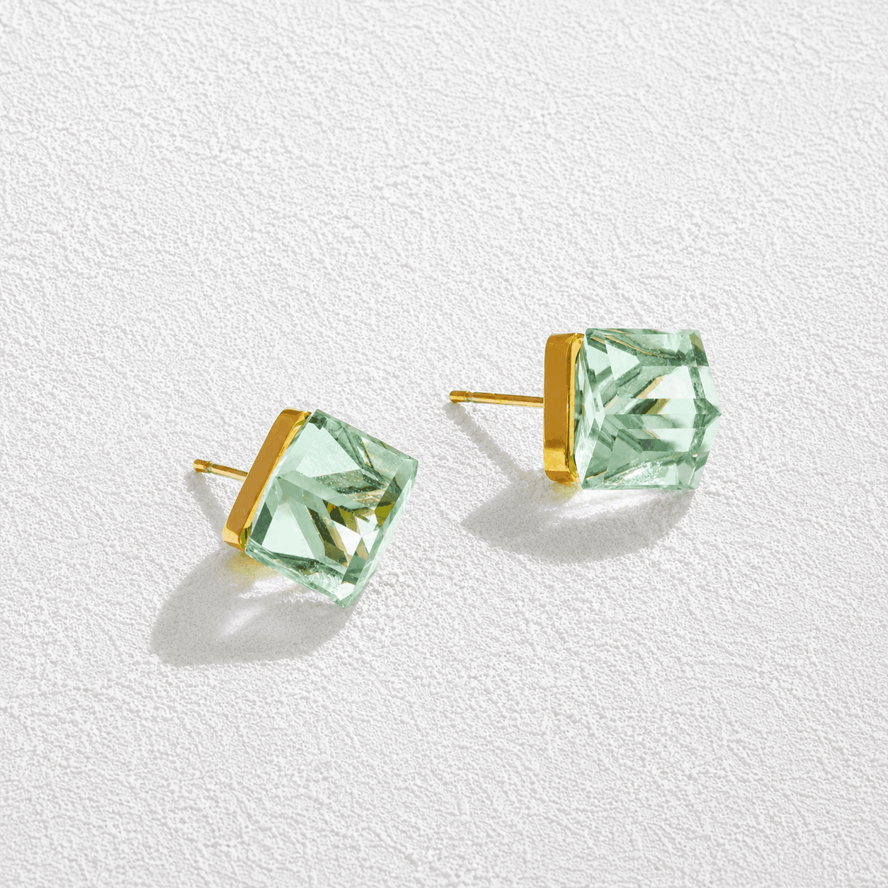 CRISTAL DE TAURO · Pendientes de tuerca con cristal cúbico facetado en verde agua.