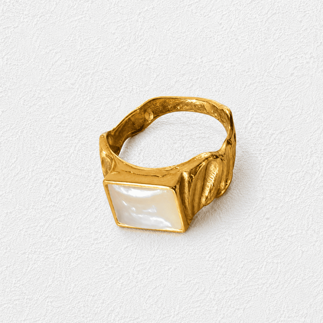 CONCHA DE PAPAGAYO · Anillo en oro orgánico martillado con nácar rectangular engastado
