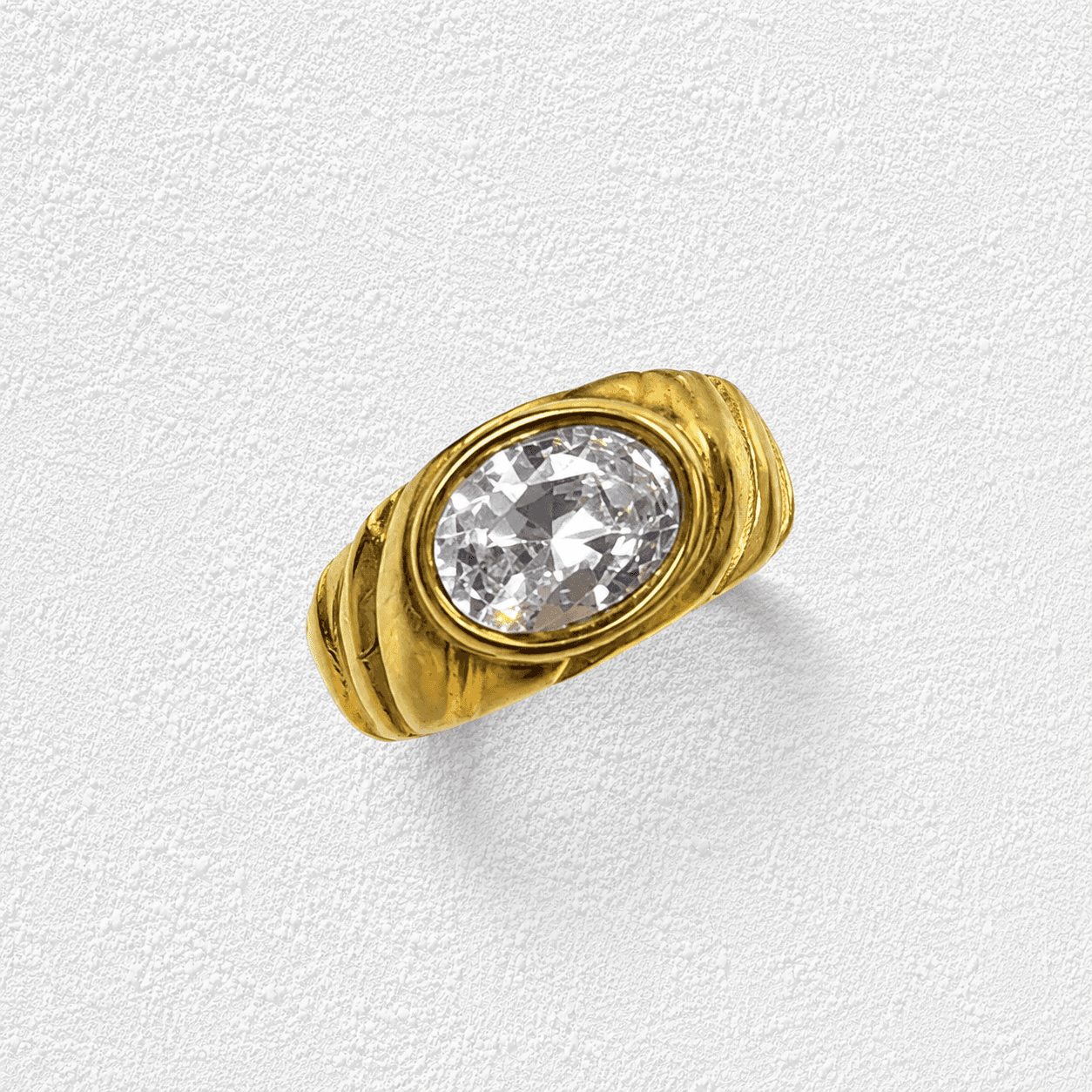 LUZ DE GÜÍMAR • Anillo bombe en oro con cristal ovalado engastado tipo bezel y cuerpo acanalado