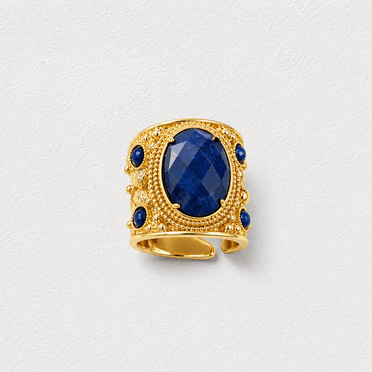 NOCHE DE TIMANFAYA · Anillo dorado ancho, piedra lapislázuli azul intenso con detalles