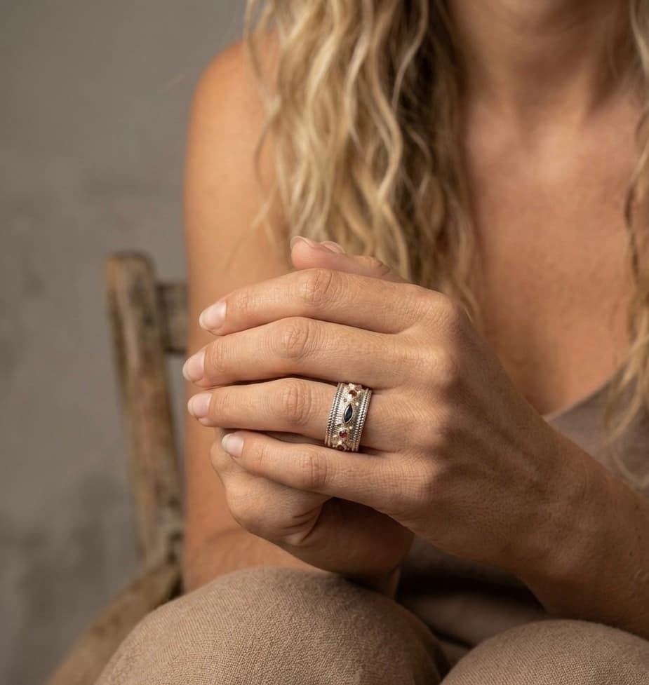 Anillo Bizancio · Banda Plateada Zafiro y Rubí