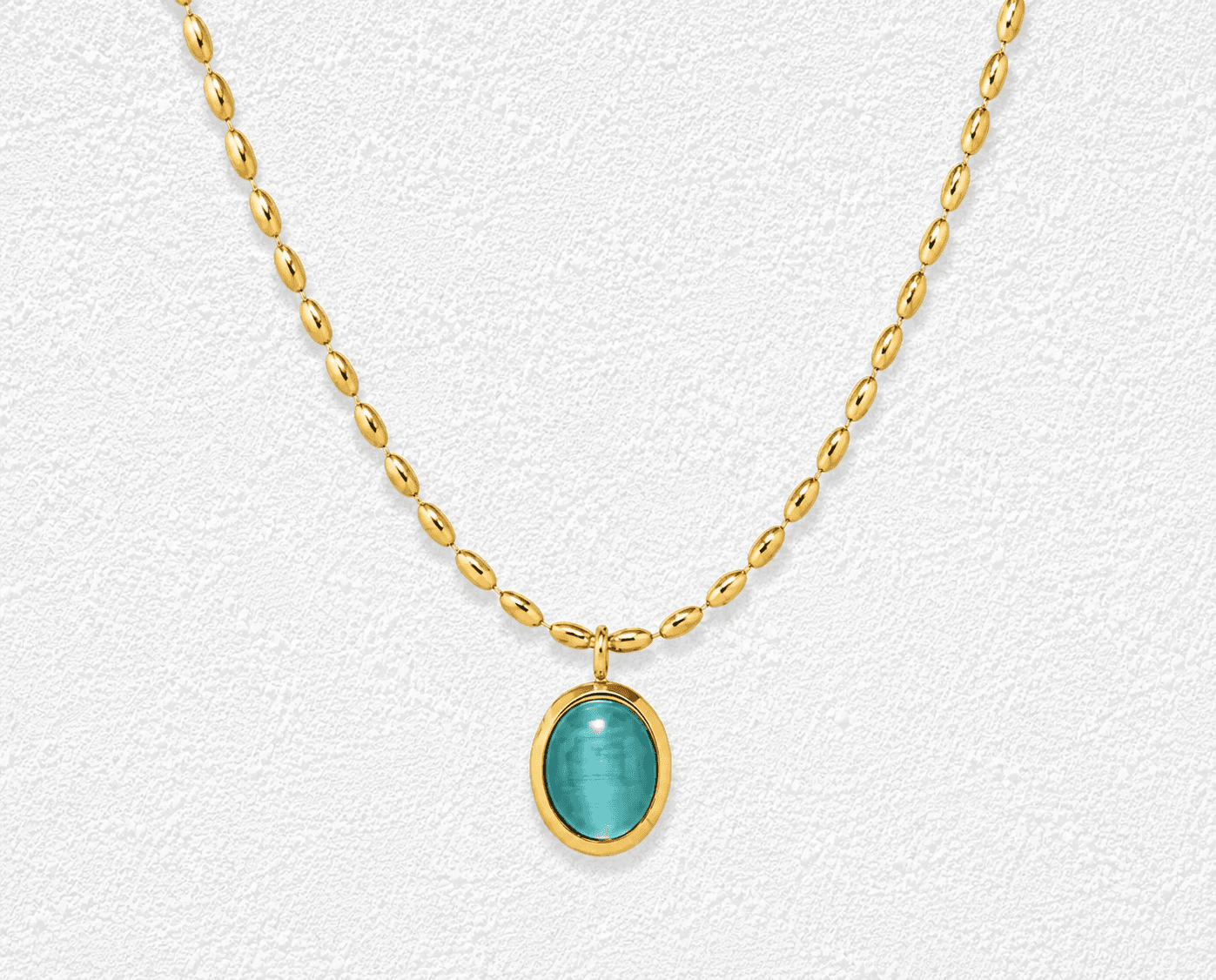 MAR DE LOS CANCAJOS · Collar de cadena oval dorada con colgante de cabuchón ovalado en azul turquesa