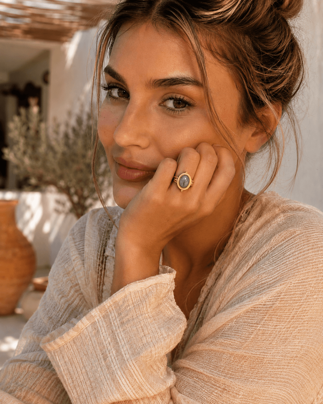 NIEBLA DE GARAJONAY · Anillo vintage en oro con cabuchón ovalado gris y detalles de perlitas