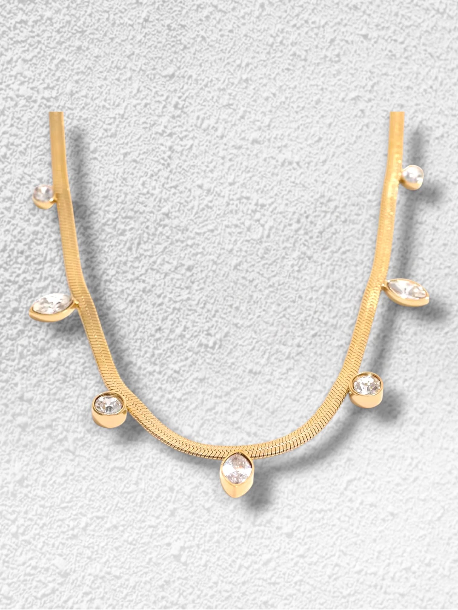 Lluvia de Enero Collar · Cadena herringbone · Circonitas en gota