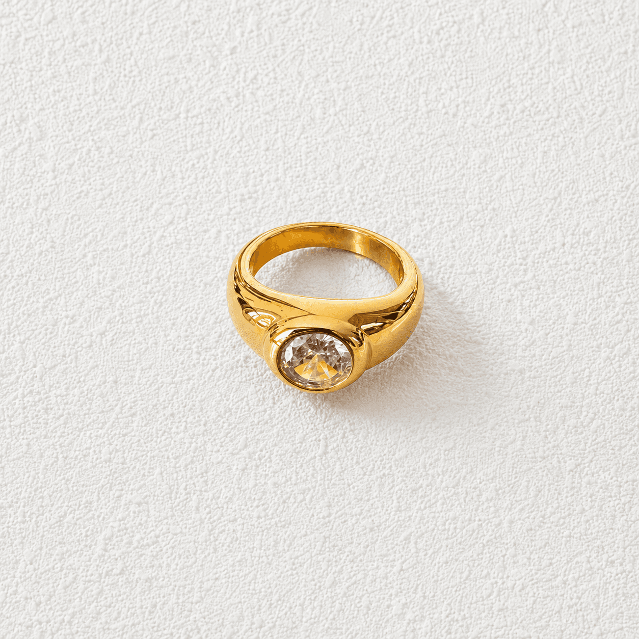 SOL DE MOGÁN · Anillo domo en oro pulido con cristal redondo engastado tipo bezel