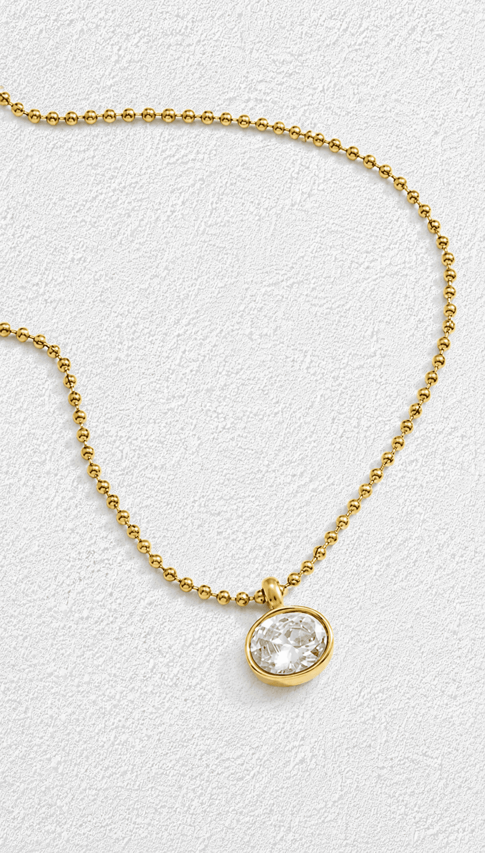 ROCÍO DE BANDAMA · Collar de bola dorada con colgante de cristal ovalado engastado