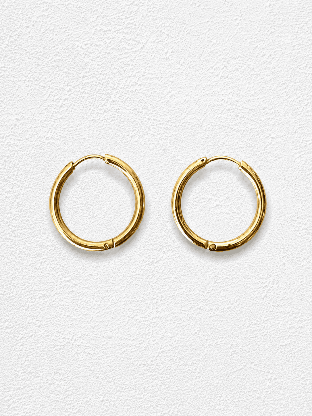 Círculo Perfecto Pendientes aro · Dorado pulido · Cierre clic - L