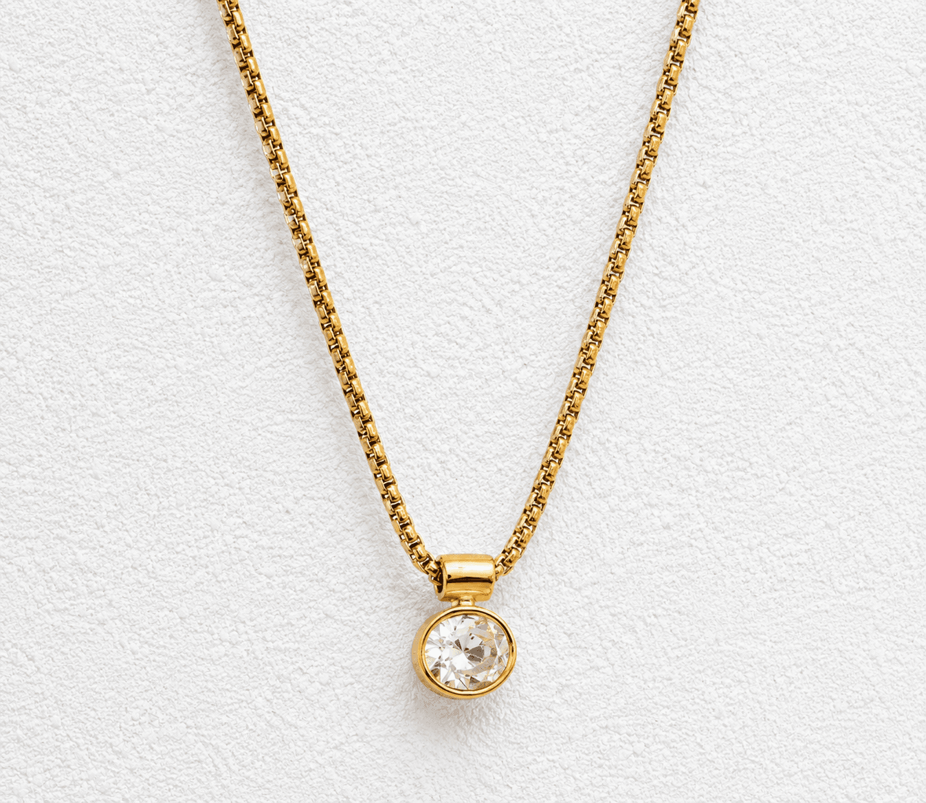 ESTRELLA DE ROQUE NUBLO · Collar cadena veneciana con colgante redondo engastado en oro.