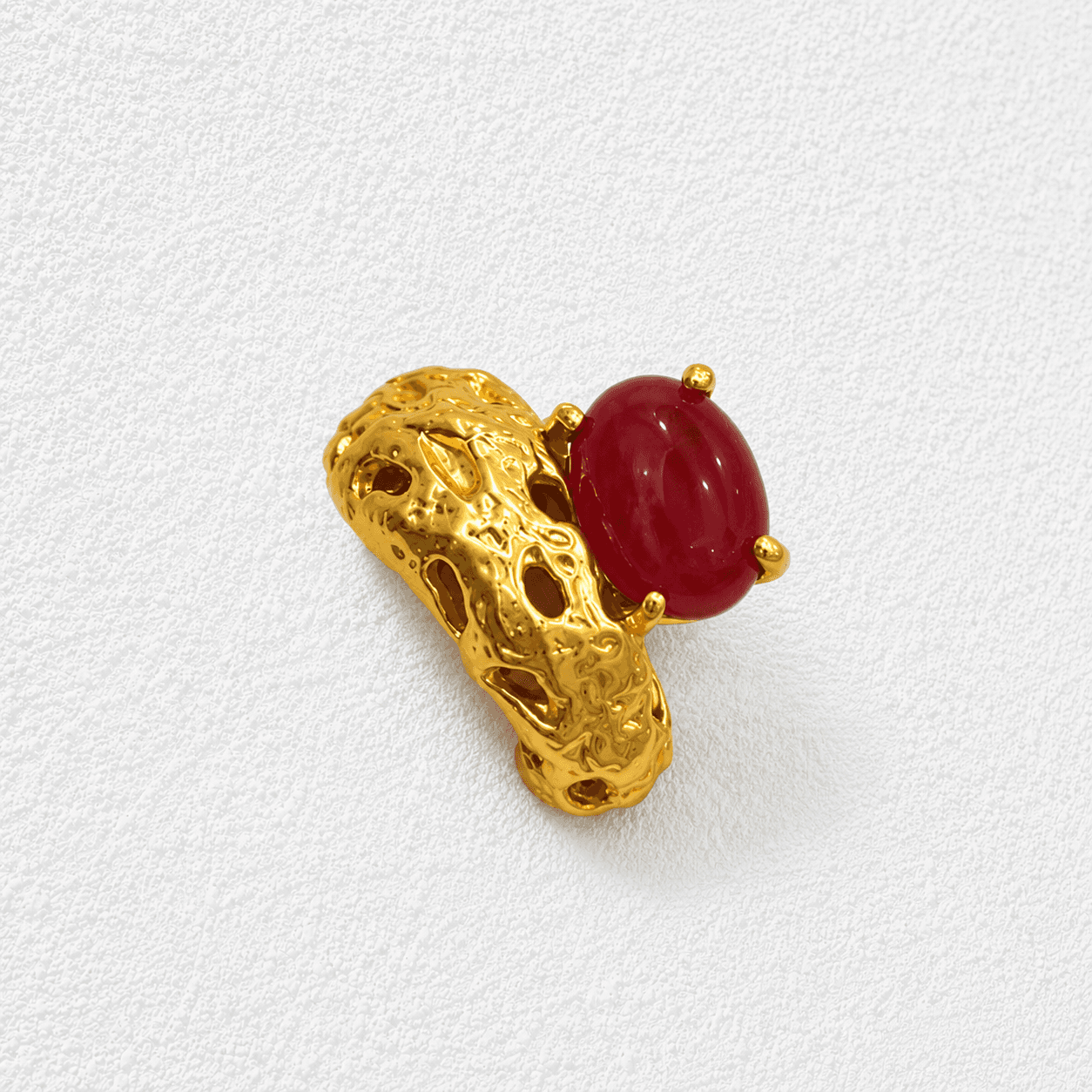MAGMA DE LANZAROTE • Anillo en oro de textura orgánica tipo lava con cabuchón ovalado rojo