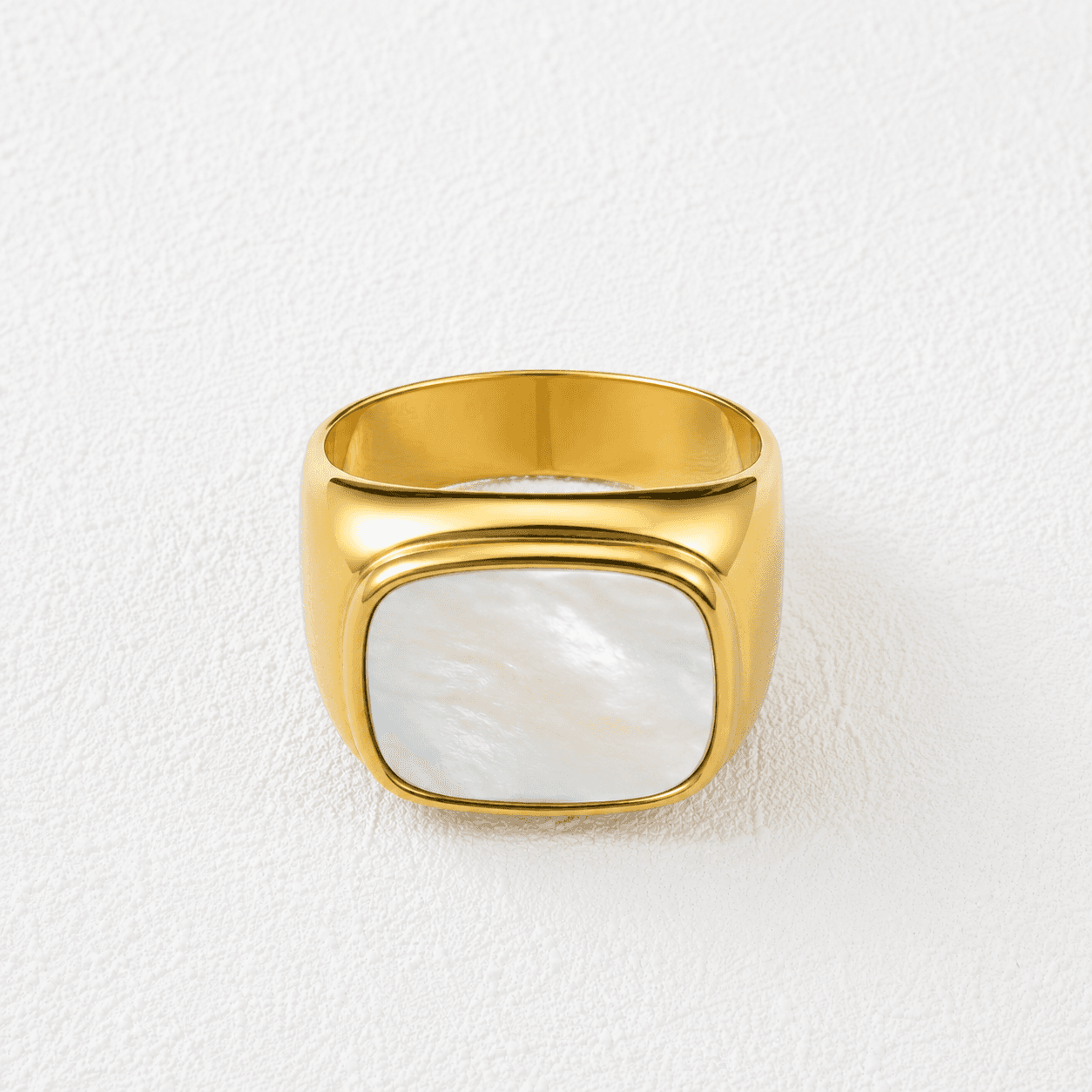 NÁCAR DE FUERTEVENTURA · Anillo sello cuadrado en oro con nácar blanco engastado