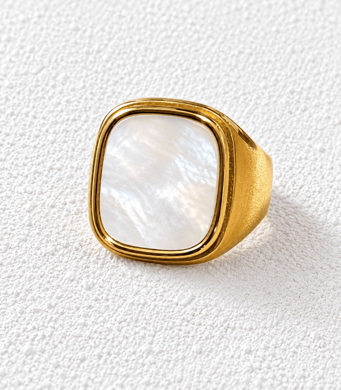 NÁCAR DE FUERTEVENTURA · Anillo sello cuadrado en oro con nácar blanco engastado