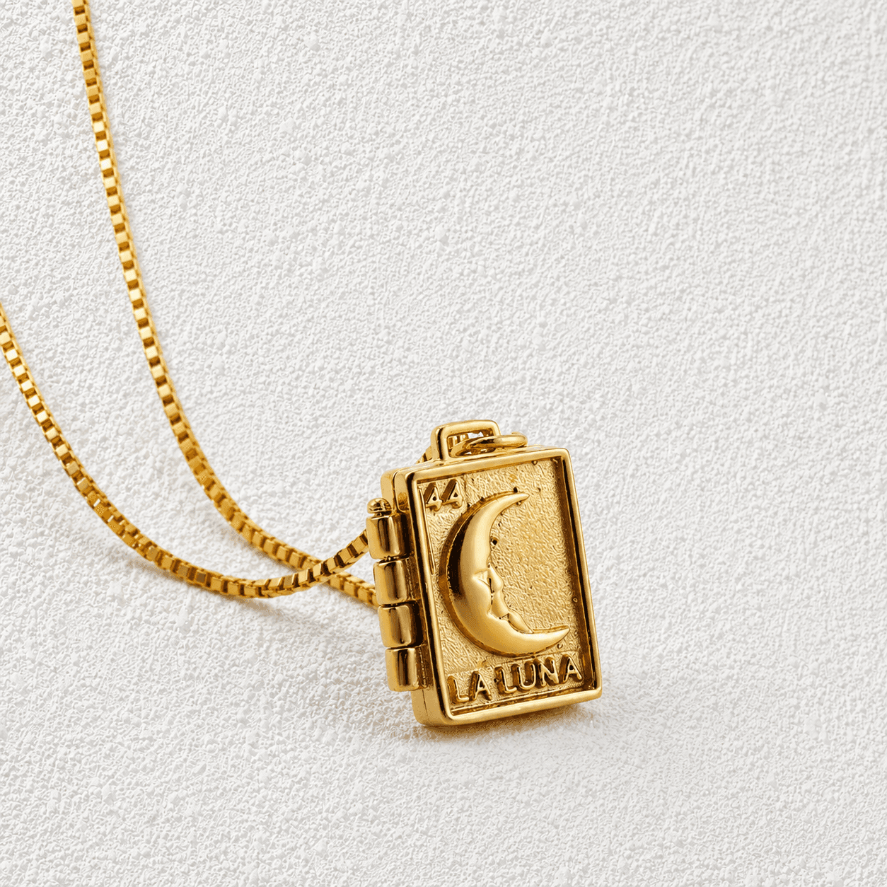 Carta 44 Collar · Cadena box · Locket libro dorado · Media luna en relieve