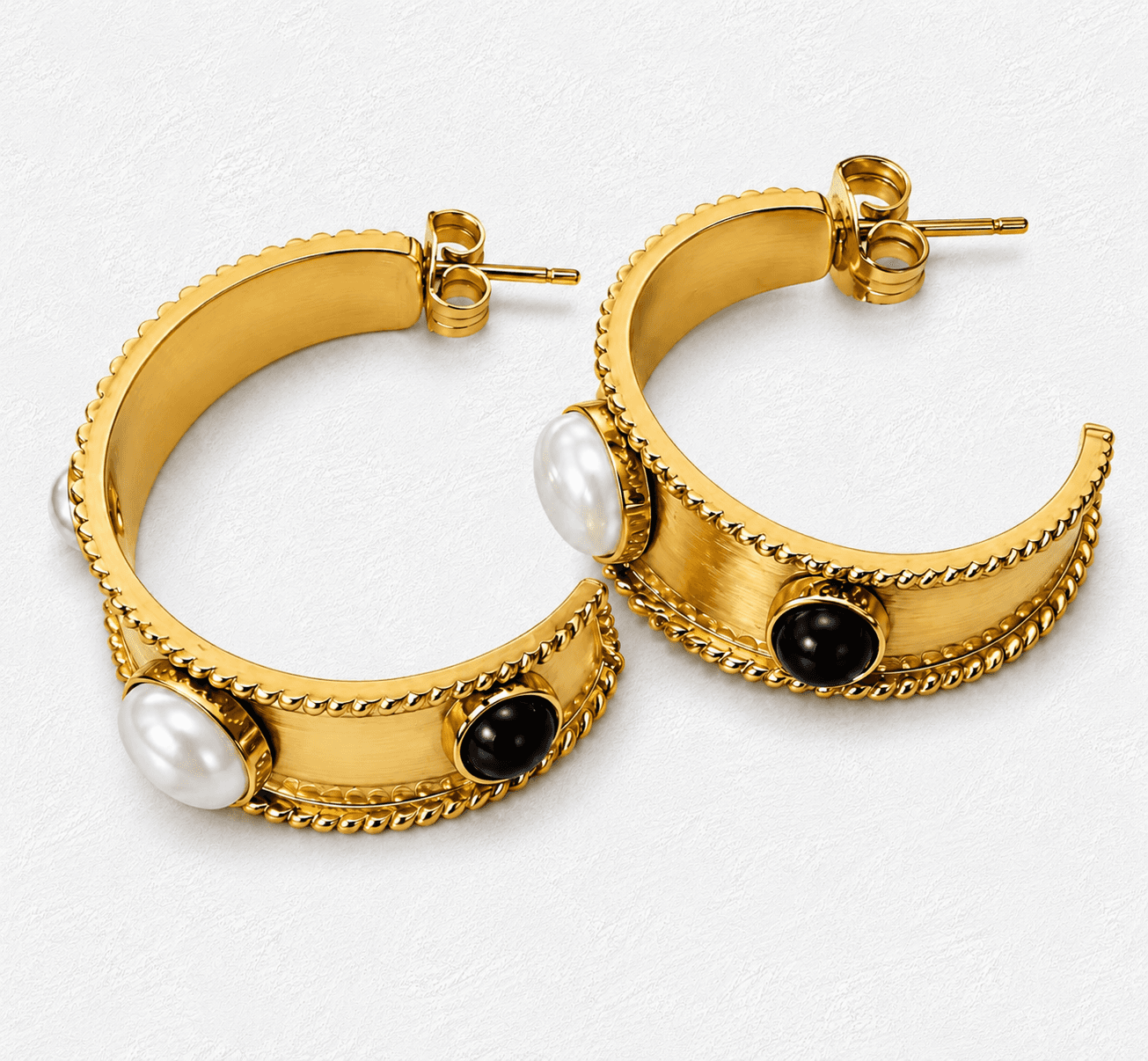 Blanca y Negra Pendientes aro · Perla y ónix · Acabado satinado dorado