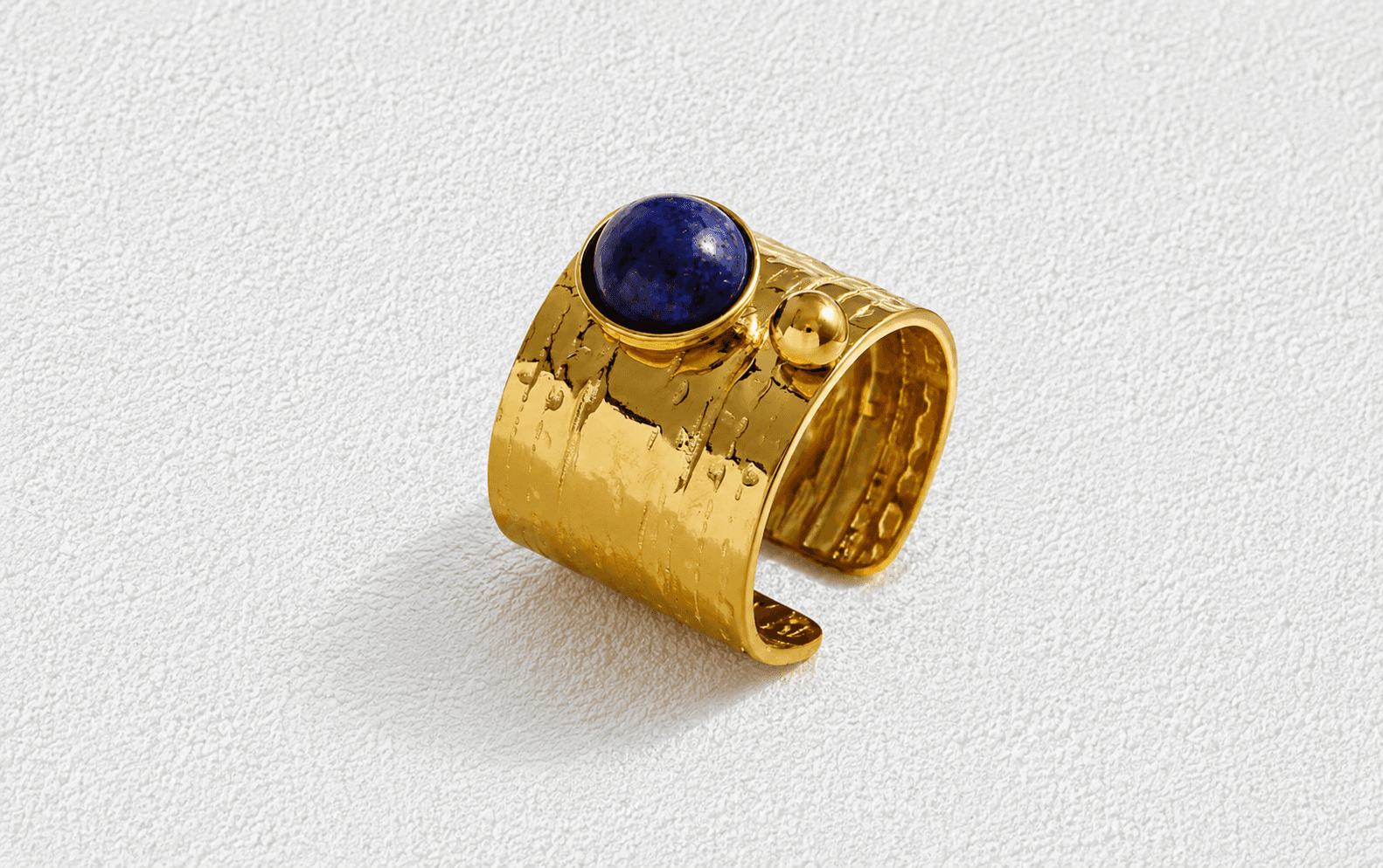 Tabefe · Anillo ancho martillado con lapislázuli