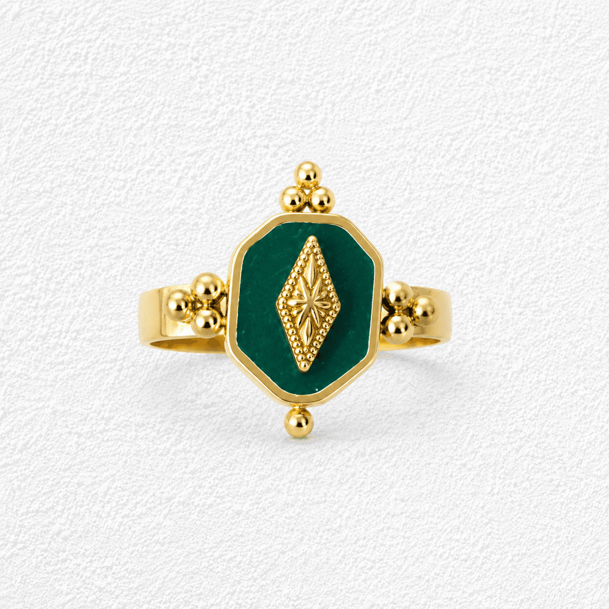 ESMERALDA DE GARAJONAY · Anillo dorado, piedra verde esmeralda octogonal con rombo dorado