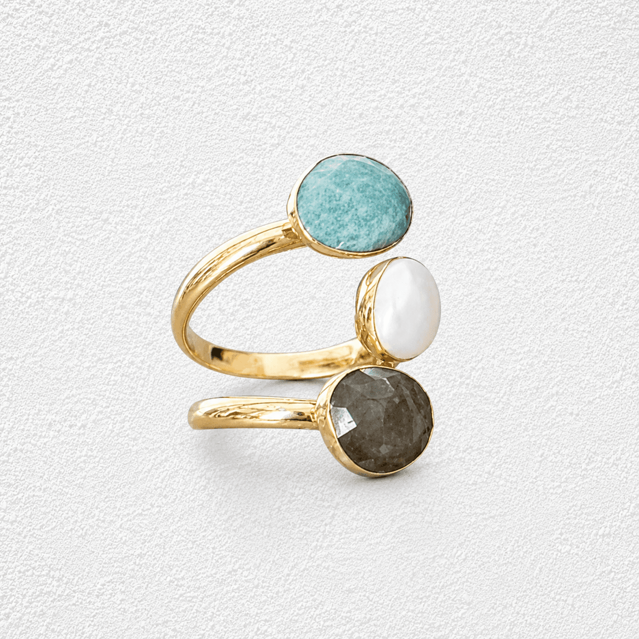TRES TESOROS· Anillo dorado abierto, tres piedras