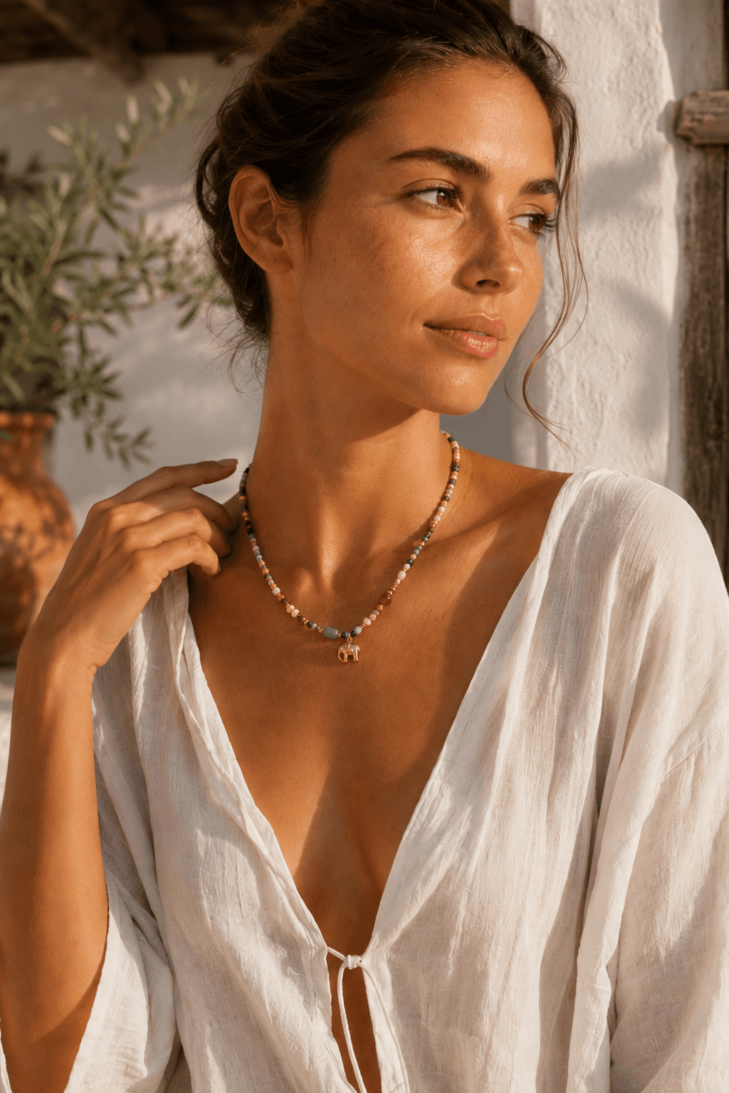 ZOCO DE MASPALOMAS • Collar de cuentas multicolor con piedras naturales y dije de elefante dorado