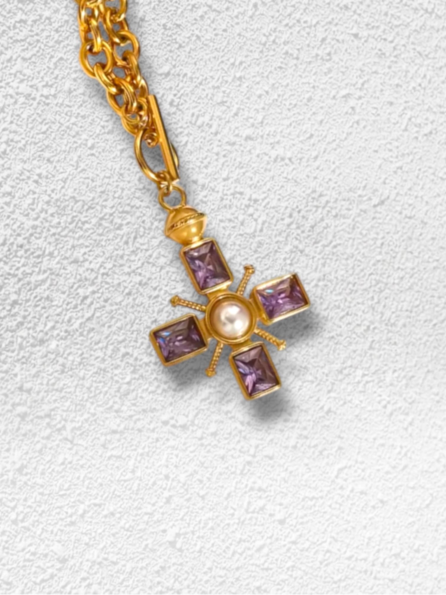 Collar Sancta · Cruz Dorada Cristales Lila y Perla