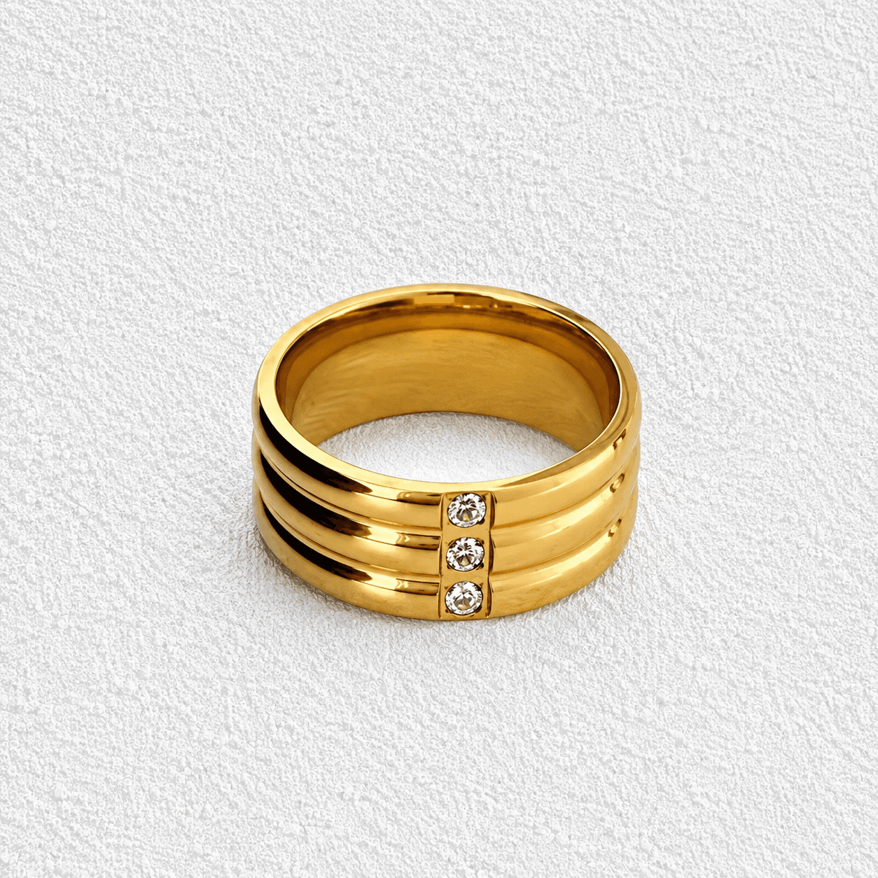 TRES CUMBRES · Anillo ancho en oro pulido con tres diamantes en línea vertical