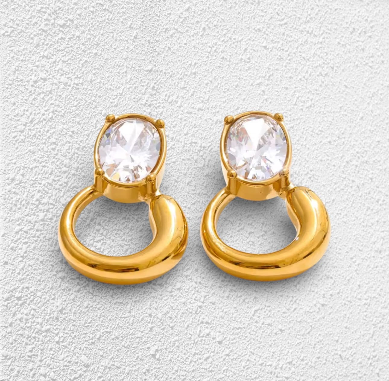 Pendientes Órb · Aro Dorado y Zirconia Oval