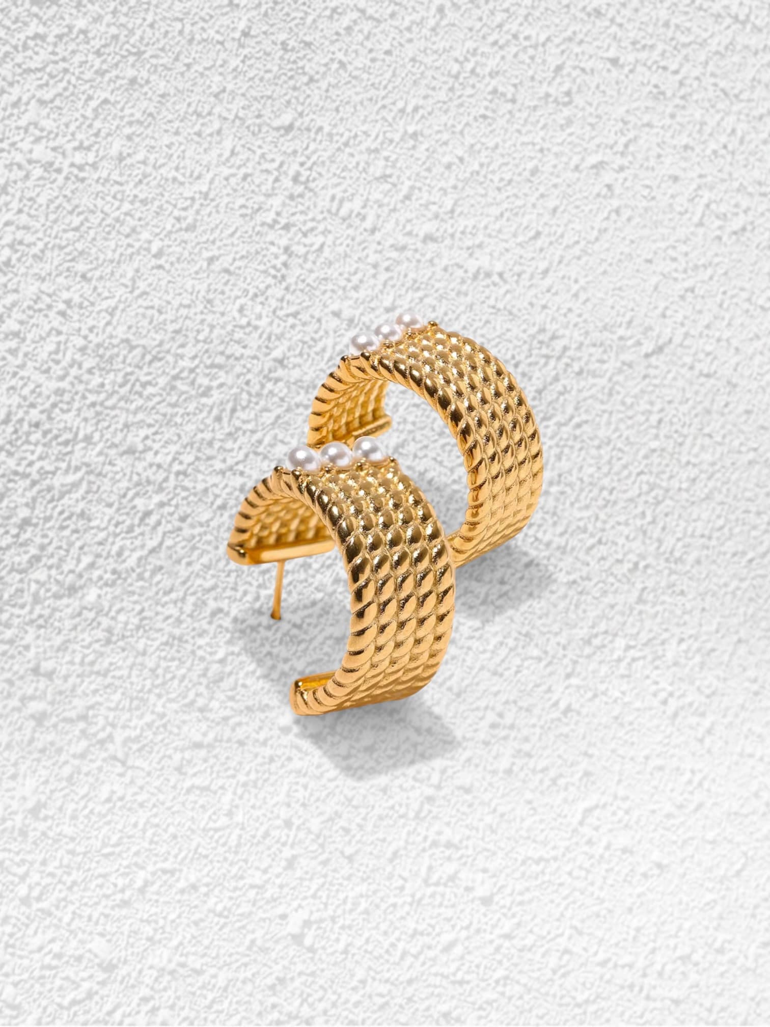 Pendientes Escama · Aro Dorado y Micro Perlas