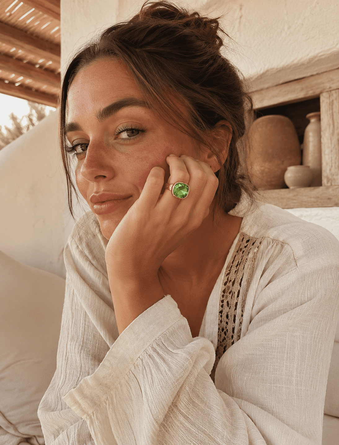 PINAR DE TAMADABA · Anillo statement con cristal cuadrado facetado verde lima en oro.