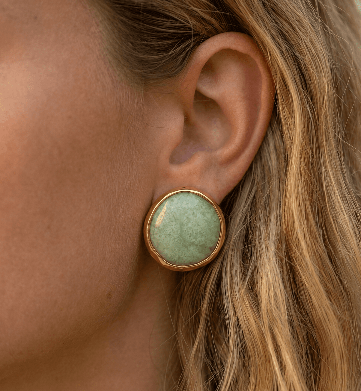 Pendientes Pradera · Botón Dorado Piedra Verde Natural