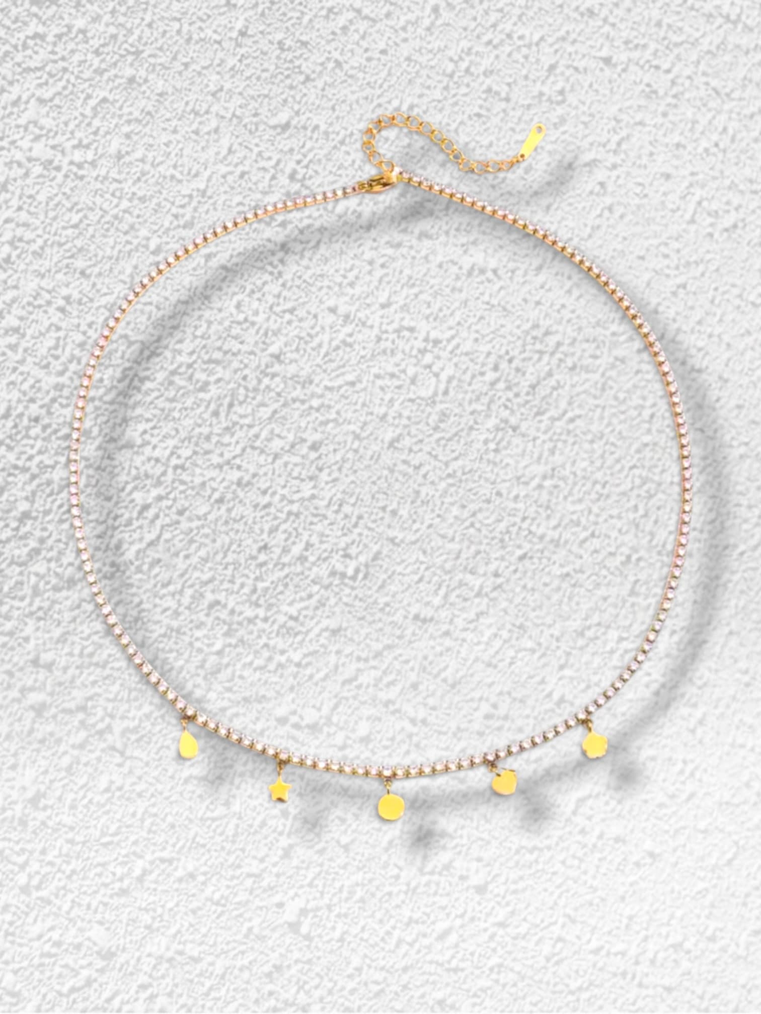 Constelación Baja Collar choker · Circoniitas blancas y charms