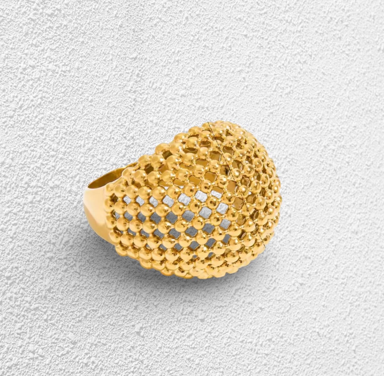 Anillo dorado · aro oval abierto · piedra gris