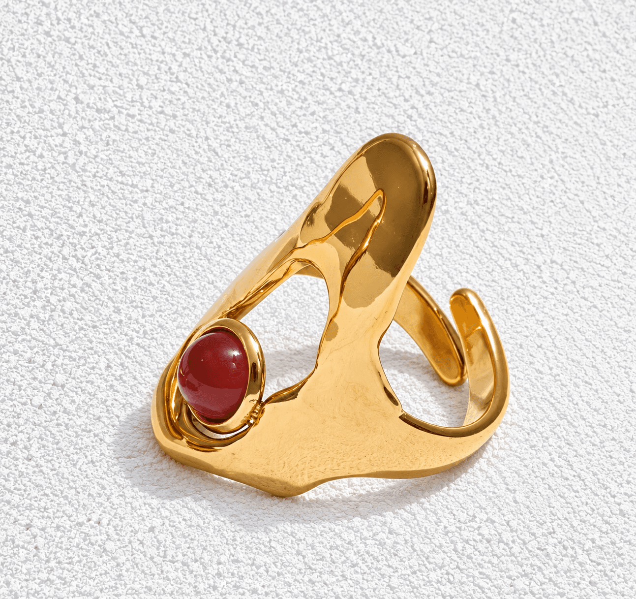 Bocinegro · Anillo escultural asimétrico con piedra roja
