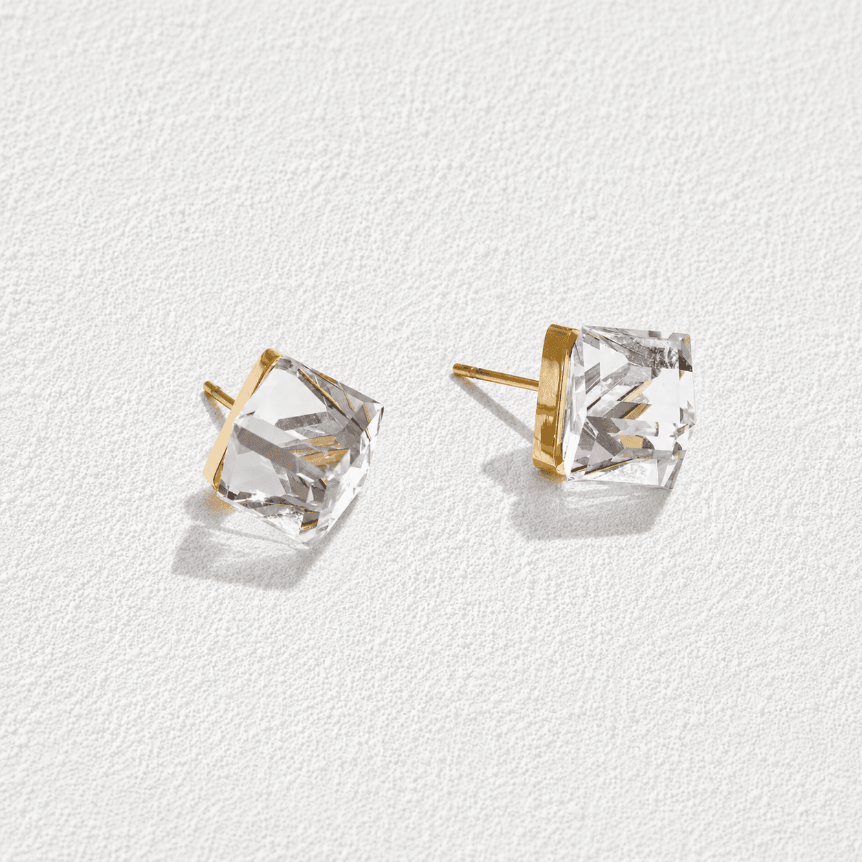 HIELO DE LAS CAÑADAS · Pendientes de tuerca con cristal cúbico facetado transparente.