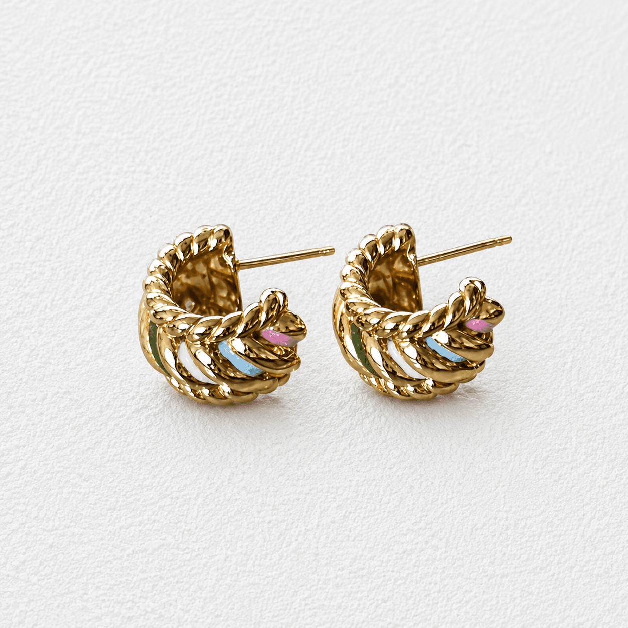 ARCOÍRIS DE LANZAROTE · Pendientes dorados trenzados con esmalte multicolor