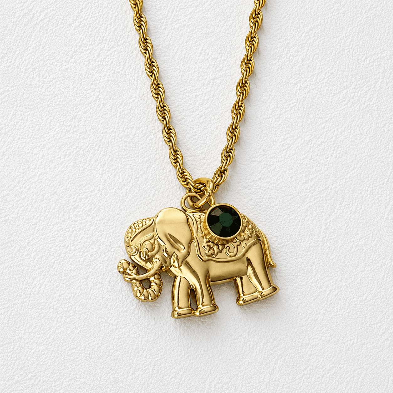 GUANCHE DORADO · Collar dorado con dije elefante y cristal verde