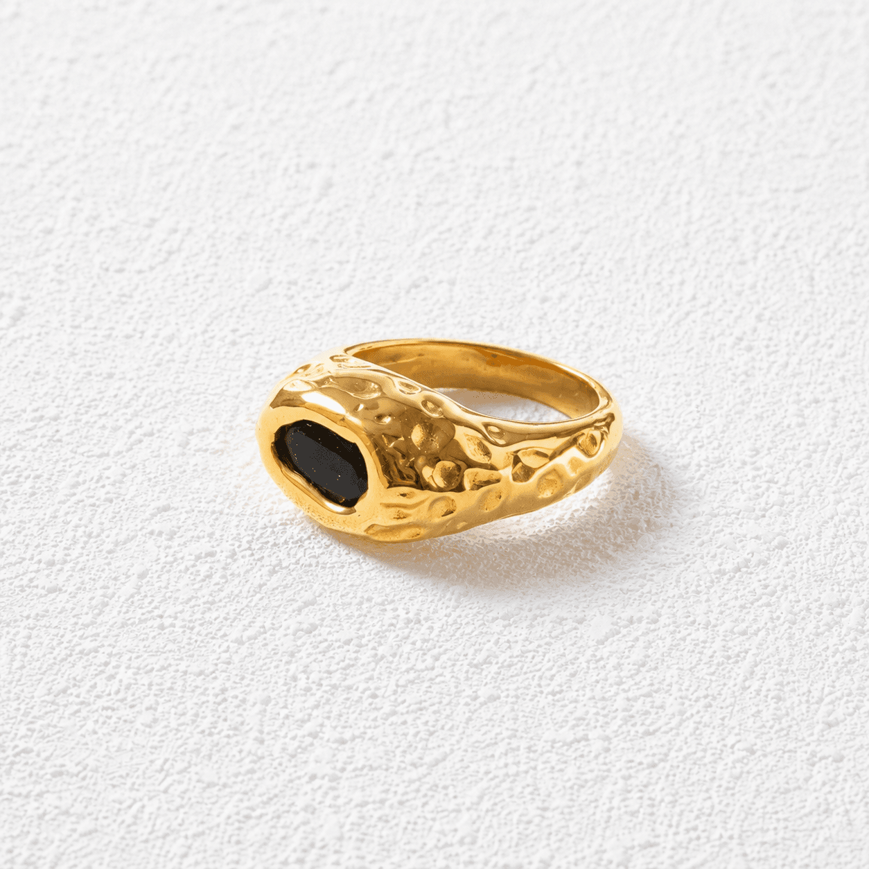 PIEDRA DE JANUBIO · Anillo domo en oro martillado con cabuchón negro ovalado