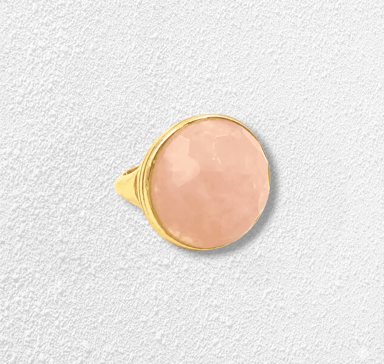 Amanecer Anillo · Cuarzo melocotón facetado · Montura bezel dorada