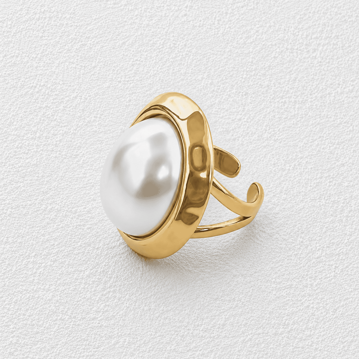 Luna Llena Anillo ajustable · Perla oval · Montura dorada facetada