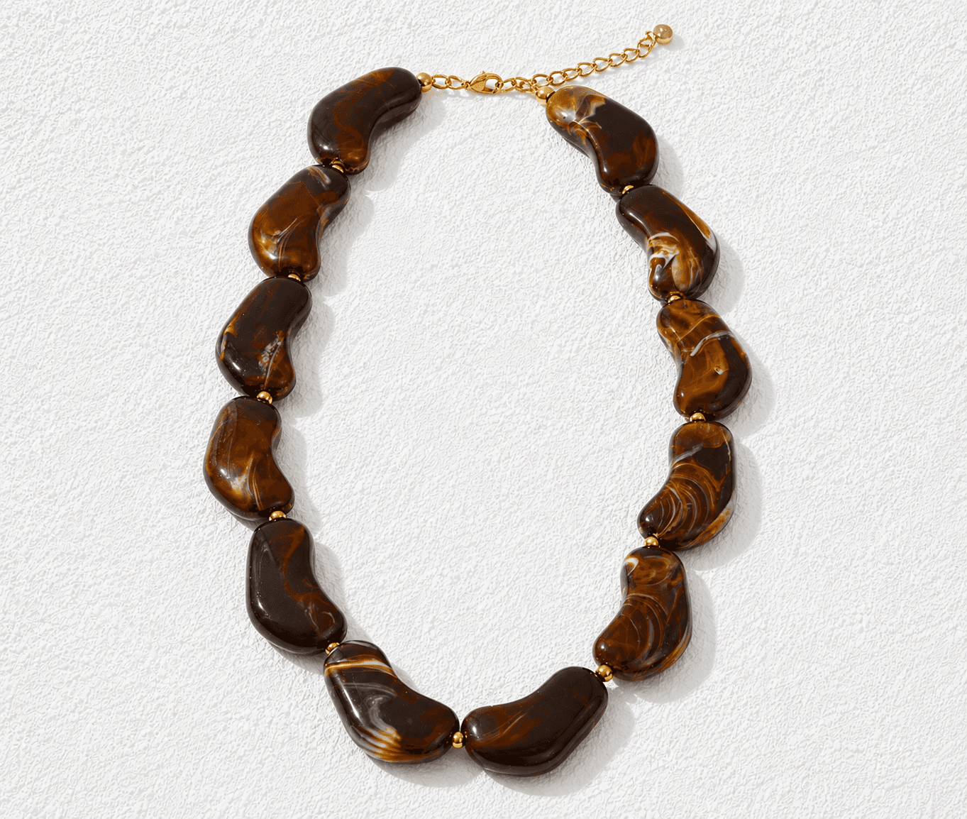 TIERRA DE TENTENIGUADA · Collar fila de piezas orgánicas marrón tornasolado.