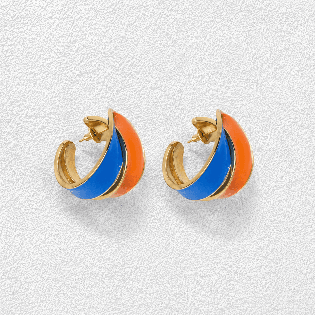 OLA Y ARENA DE LAS CANTERAS · Pendientes aro doble en esmalte azul y naranja con estructura dorada