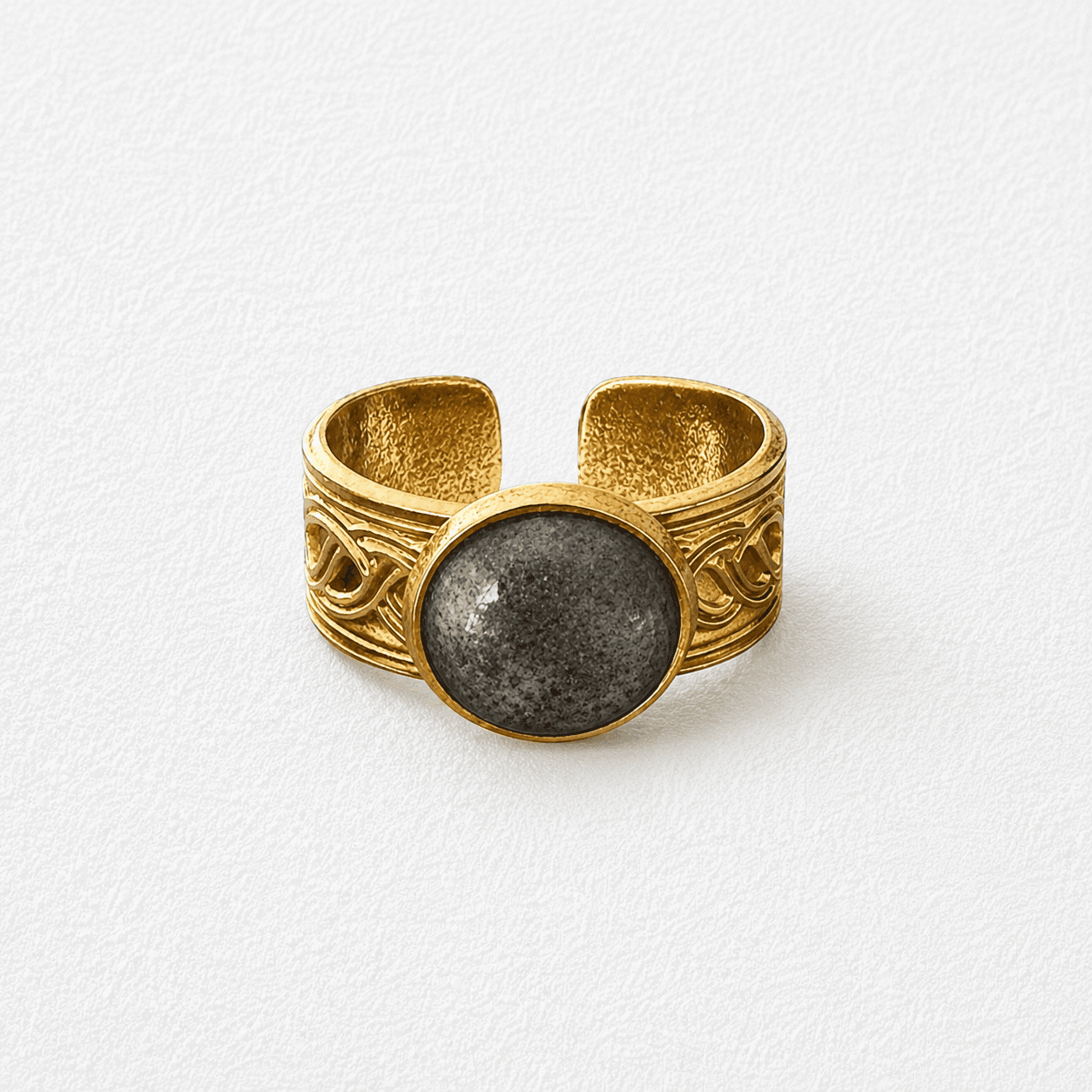 OBSIDIANA DE CANARIAS · Anillo abierto ancho con grabado arabesco y cabuchón redondo gris oscuro