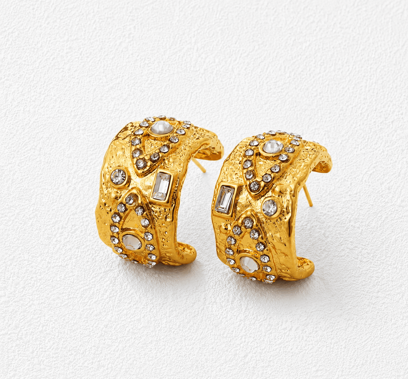 CORONA DE TEROR · Pendientes aro ancho en oro texturizado con cristales y baguettes engastados.