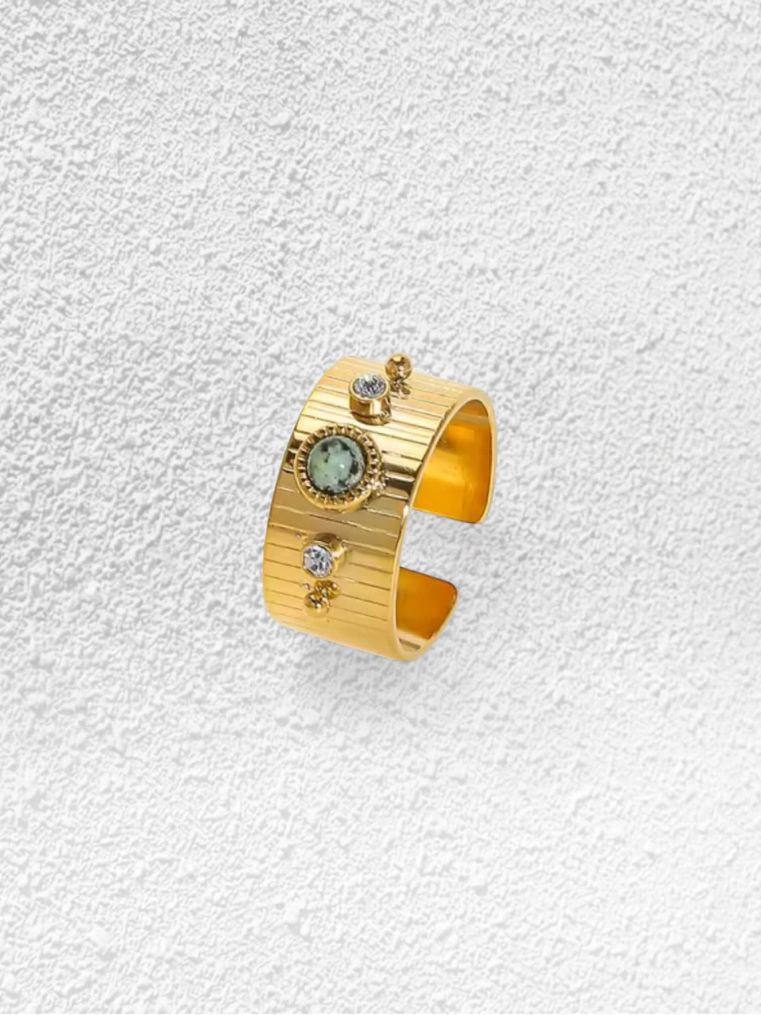 Anillo Musgo · Banda Estriada Piedra Verde y Cristales