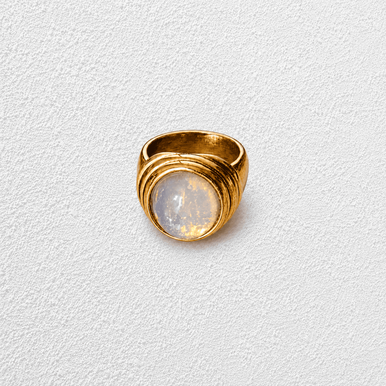 Luz de Luna Anillo sello · Piedra luna · Banda texturizada dorada