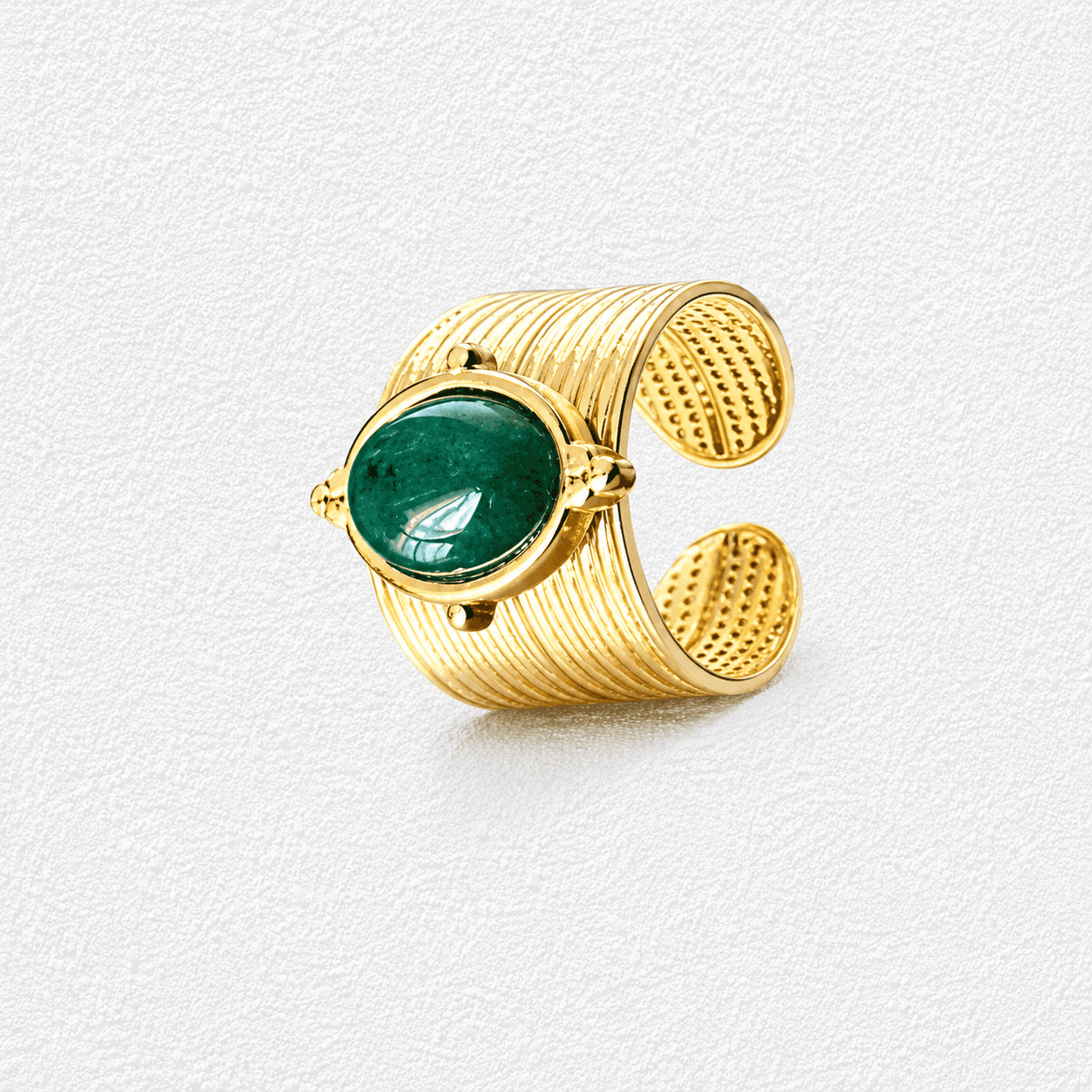 MALLA VERDE · Anillo dorado grueso texturizado, piedra verde esmeralda ovalada