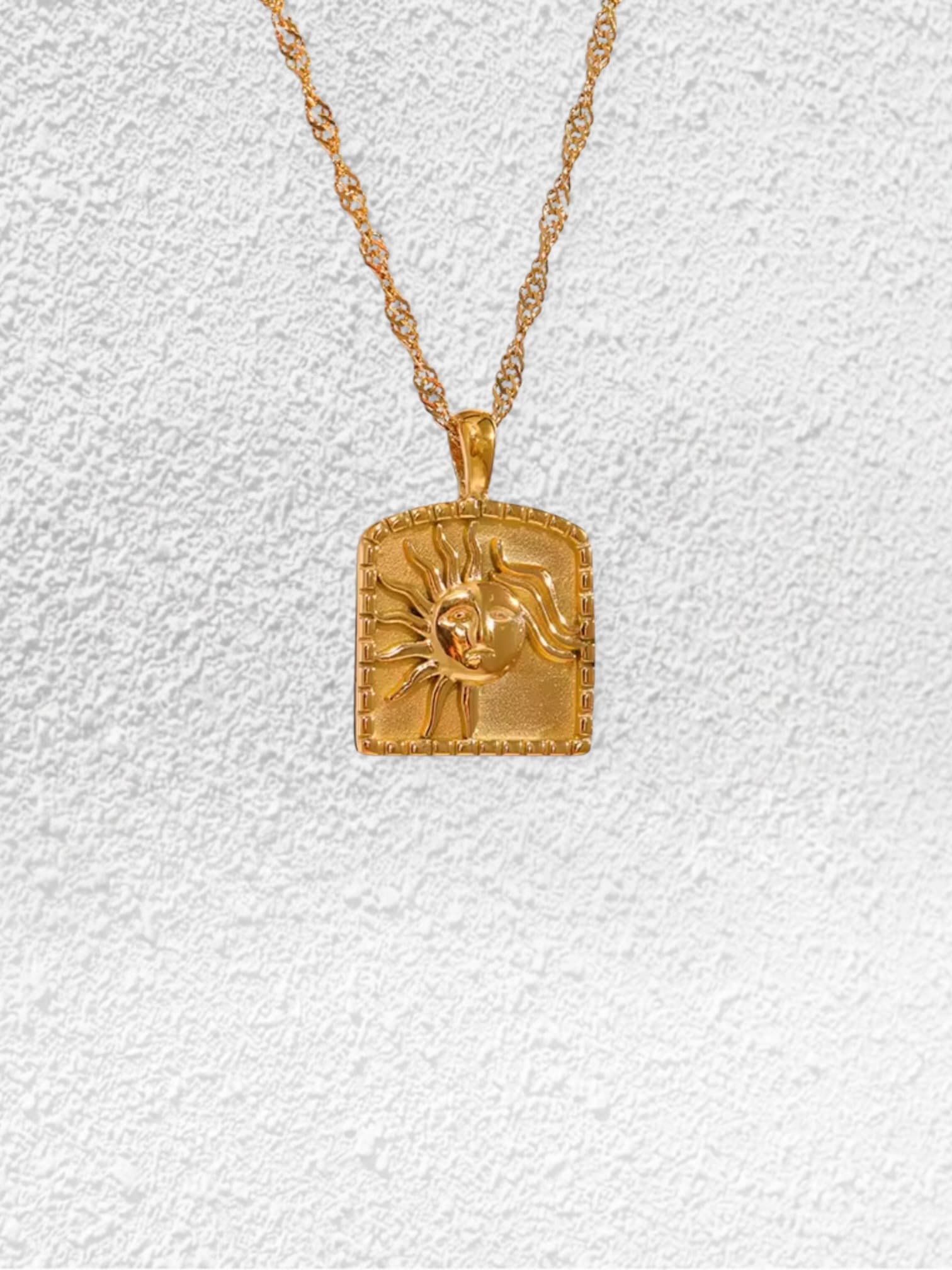 Collar Sol · Medallón Cuadrado Dorado