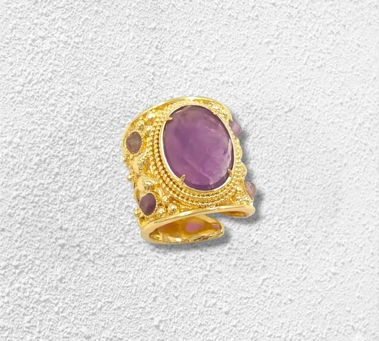 Reina Púrpura Anillo · Banda texturizada · Amatista facetada · Cabujones morados
