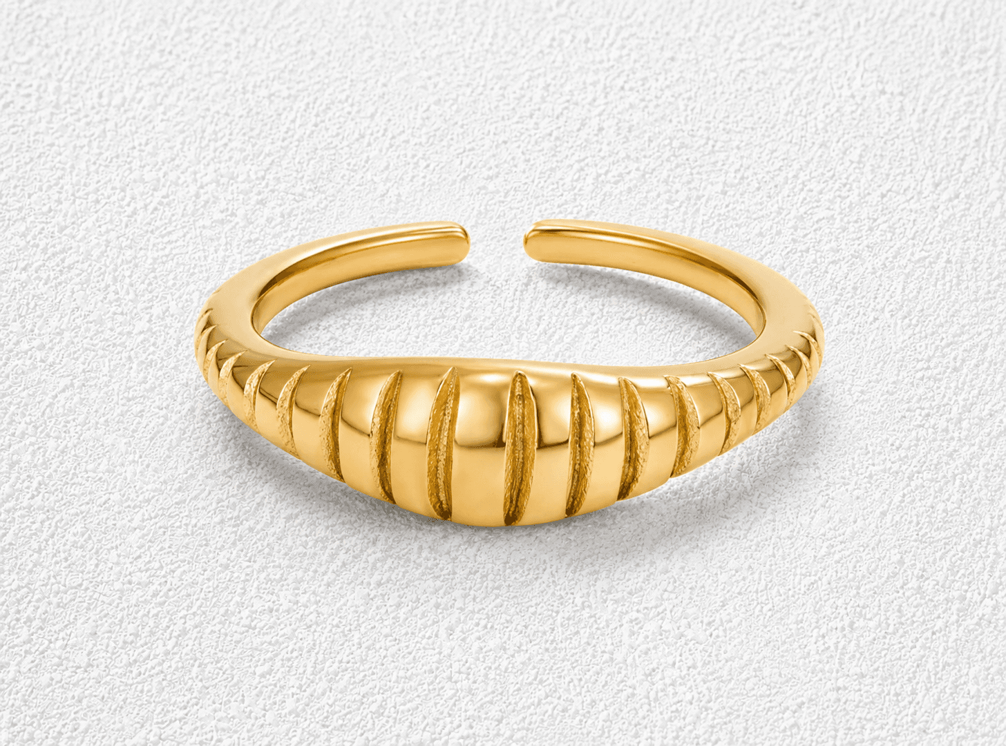 Pan de Oro Anillo ajustable · Dome acanalado · Dorado especular