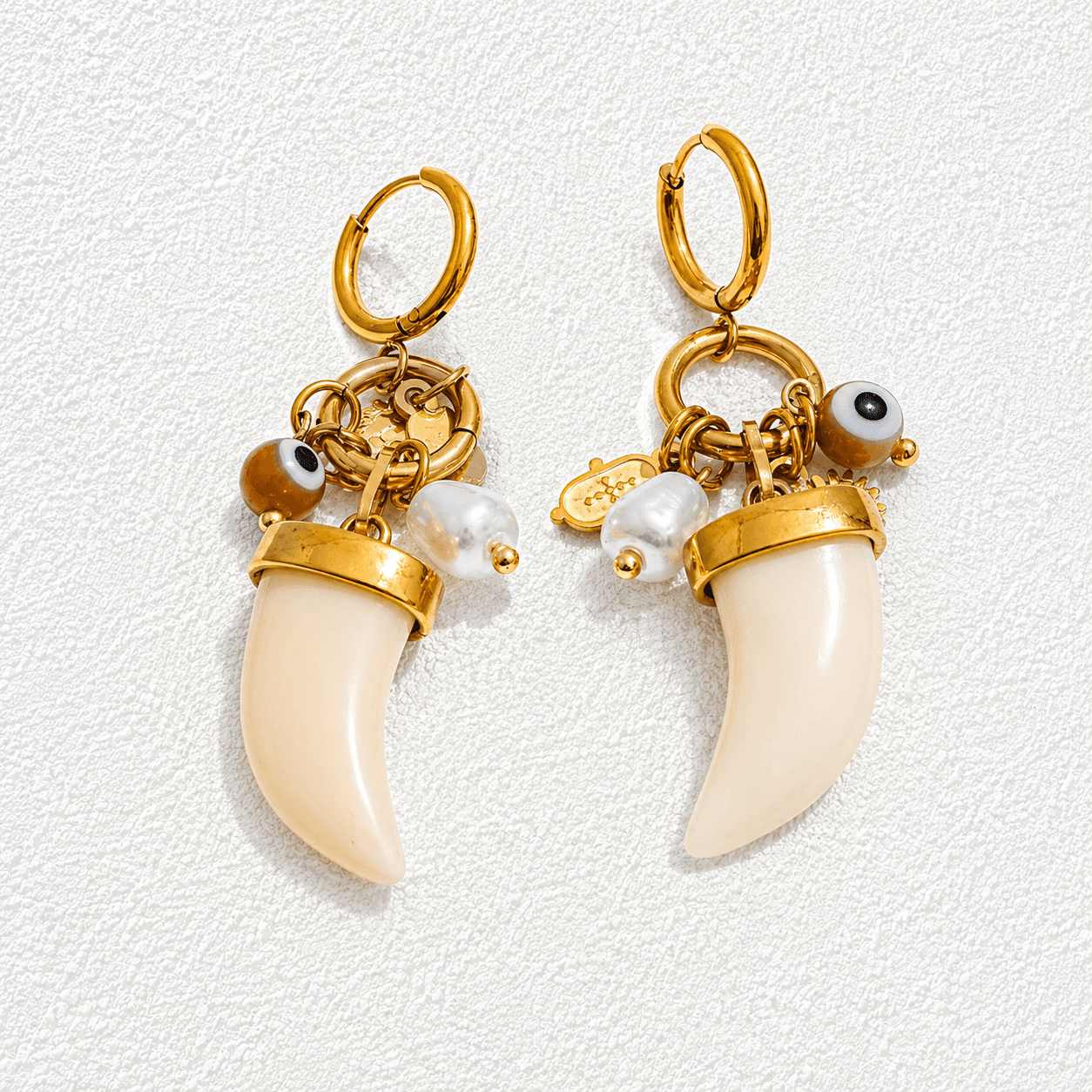 AMULETO DE CHAXIRAXI · Pendientes de aro con colmillo crema, perla barroca y ojo turco.