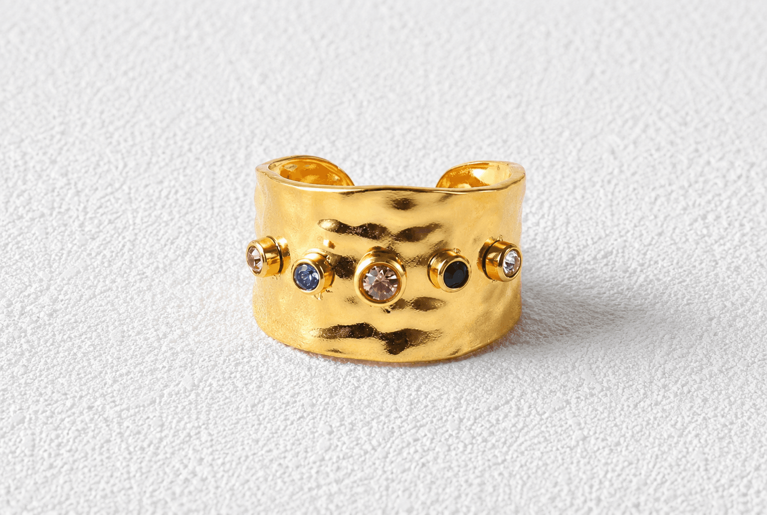 Archipiélago Anillo ajustable · Banda martillada · Circonitas multicolor