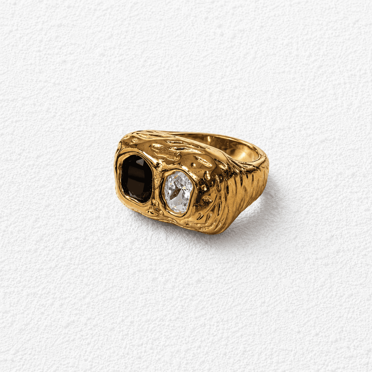 NOCHE Y DÍA DE FAMARA · Anillo statement en oro orgánico texturizado con doble piedra negro y blanco